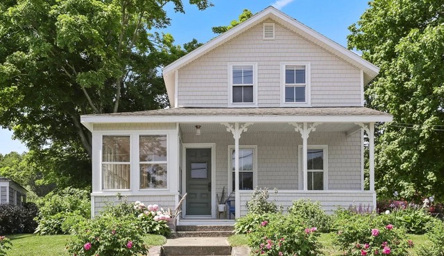 Quaint 2 Bedroom 1900s Cottage with Water Views of Wequetequock Cove