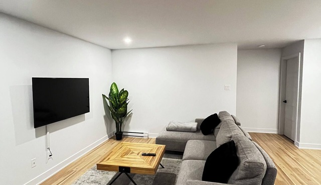 Quaint 2-bedroom apartment with WiFi in charming Bedford
