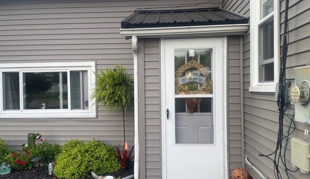 Quaint 2-bedroom apartment in West Seneca. Minutes away from HighMark Stadium