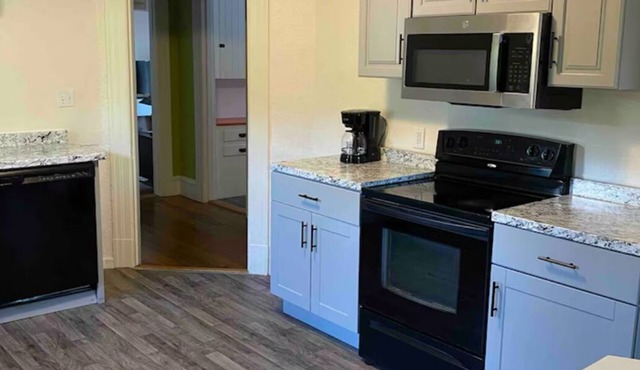Quaint 2-bedroom apartment close to UMass Amherst great neighborhood in Holyoke