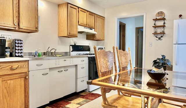 Quaint 2 bedroom apartment. 5 minute walk to down town Close to local bike trail