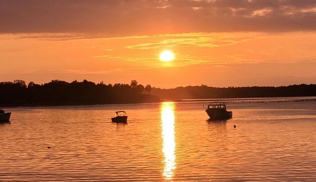 Quaint 2 bedroom water view cottage. Near great golfing, beaches and breweries.