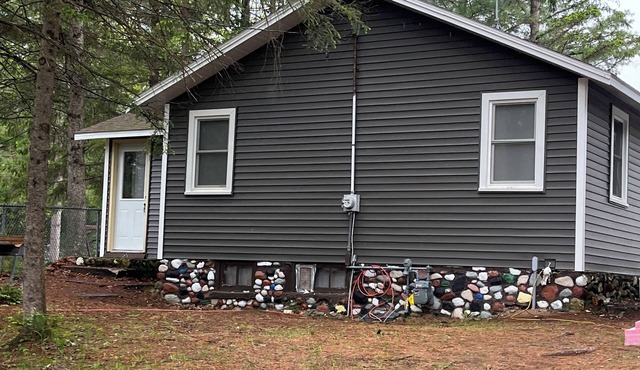 Quaint 2 bedroom cabin overlooking Brandy Lake in beautiful Minocqua/Woodruff.