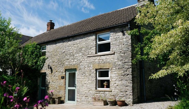 Quaint 2 bedroom cottage in a lovely village location, close to Bakewell and Buxton.