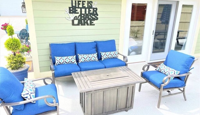 Quaint 2 bedroom cottage at Bass Lake-paddle boards, kayaks, private ramp, bikes