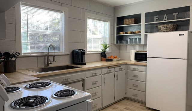 Quaint 2 Bedroom Flat Downtown