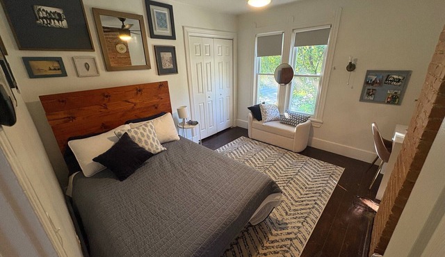 Quaint 2-bedroom house with AC in charming Cleveland.