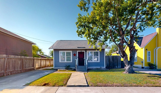 Quaint 2-bedroom beach home with enclosed backyard private W/D