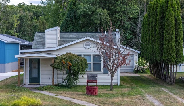 Quaint 2-bedroom cottage in Houghton Lake - quick walk to lake