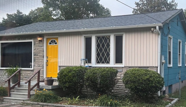 Quaint 2-bedroom cottage with in Winston-Salem two minutes away from Salem lake