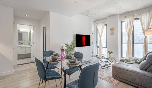 QUaint 2 BR- Parking -Square Vic