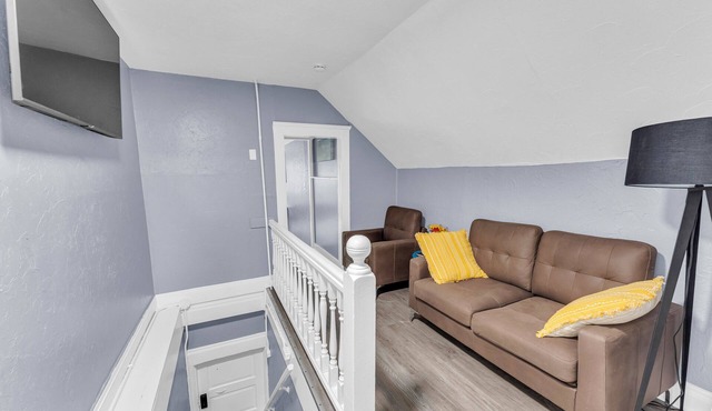 Quaint 2BR in Historical Little Italyn
