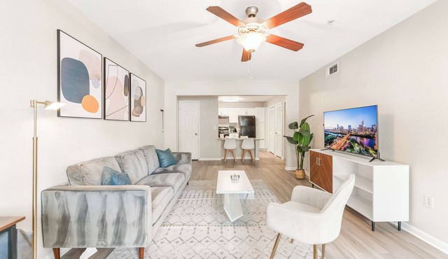 Quaint 2BR King Suite w Gym& close to DT