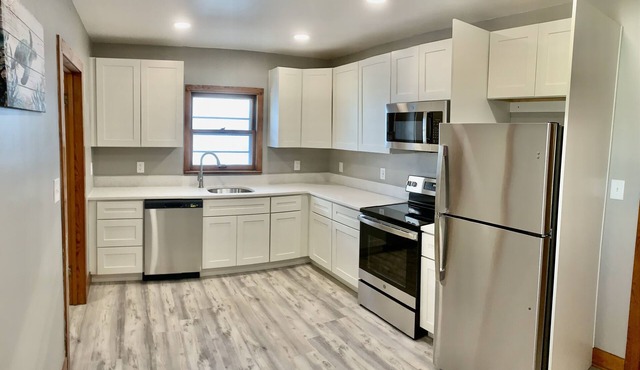 QUAINT 2BR LAKE COTTAGE 1 MINUTE WALK TO JET EXPRESS AND RESTAURANTS