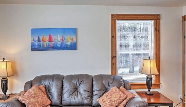 Quaint 2BR Plus Den Murray Harbour House W/Screened-in Porch