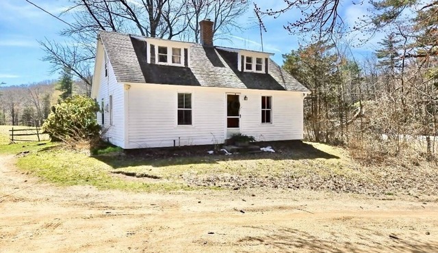 Quaint 3-bedroom farmhouse in peaceful Mason, NH.