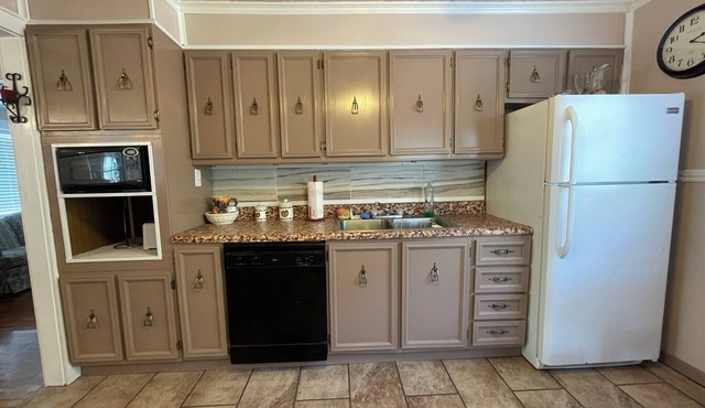Quaint 3 Bedroom House Free Parking on Premises