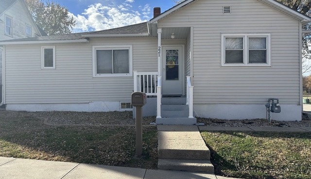 Quaint 3-bedroom house located minutes away from the pool, park, and golf course