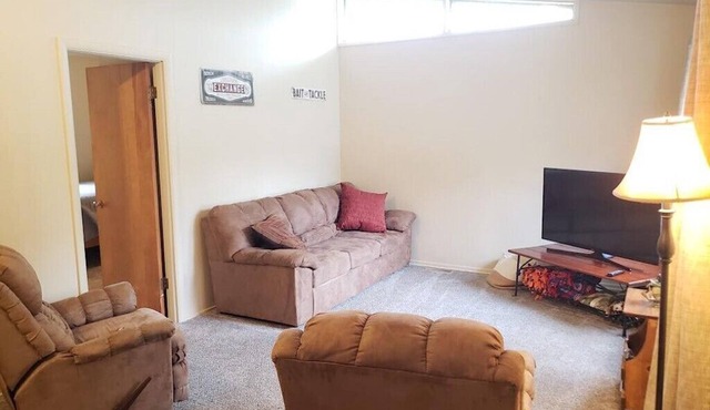 Quaint 3-bedroom house with AC in charming Dyer Close to Highways and Chicago