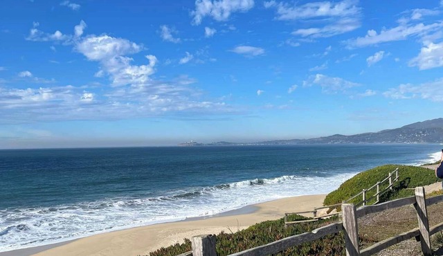 Quaint 3-bedroom house fenced yard firepit, WiFi HalfMoonBay 3 blocks from beach