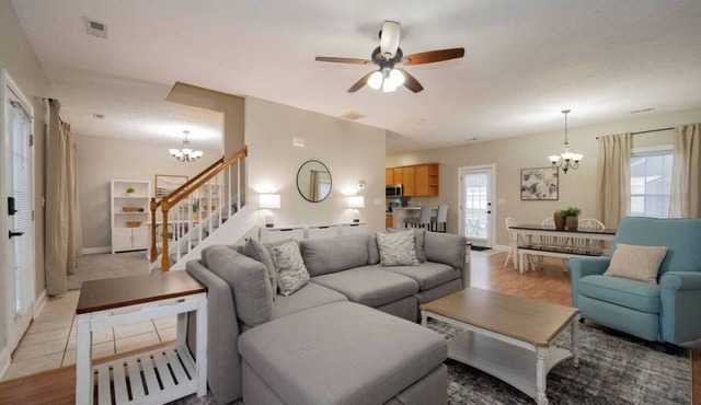 Quaint 3Bedroom Home w/King Bed & Fenced Backyard