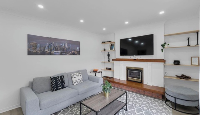 Quaint 3BR - 5 min to UTM/Erindale Park + Parking