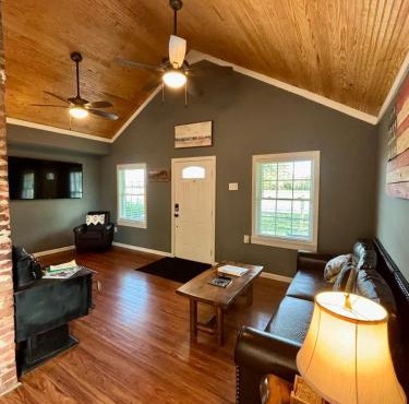 Quaint 3BR Home on 3 acres 1hr to OBX