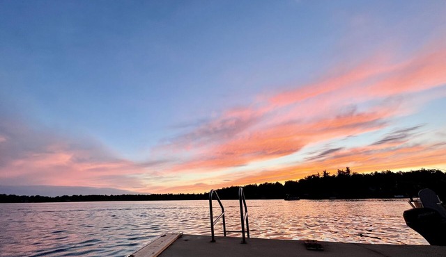 Quaint 4 bedroom 2 bathroom cottage on the lake