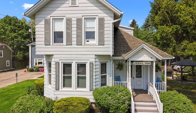 Quaint 4 Bedroom Home Just A Few Blocks To Downtown Lake Geneva