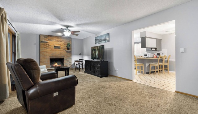 Quaint 4-bedroom house in Aurora perfect for family getaways/FreeWiFi/PetFrienly