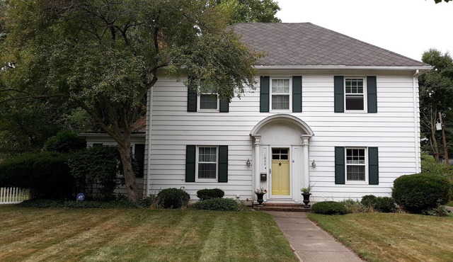 Quaint 4BR-home in historic Marquette Park. Less than 2 miles from Notre Dame.