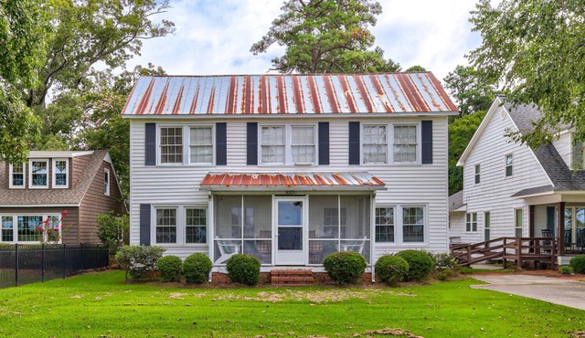 Quaint 5-bedroom family lake front house in Lake Waccamaw