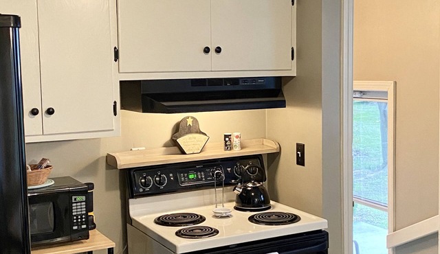 Quaint & a Big back yard 2-bedroom cottage just 18 minutes from Dutch Wonderland