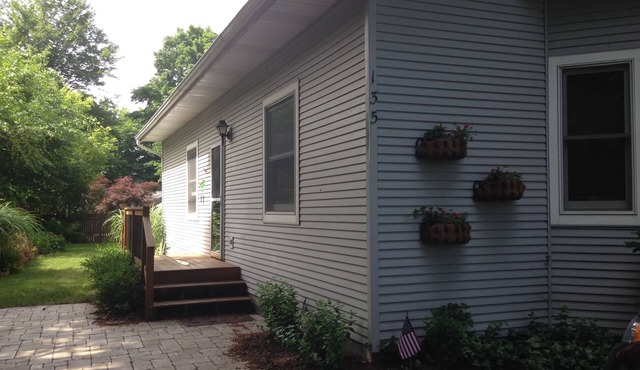 Quaint, Affordable Cottage! Walking Distance to Downtown Saugatuck