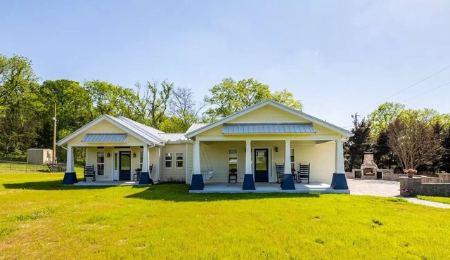 Quaint and charming cottage on 10 beautiful acres! Enjoy peace and country life!