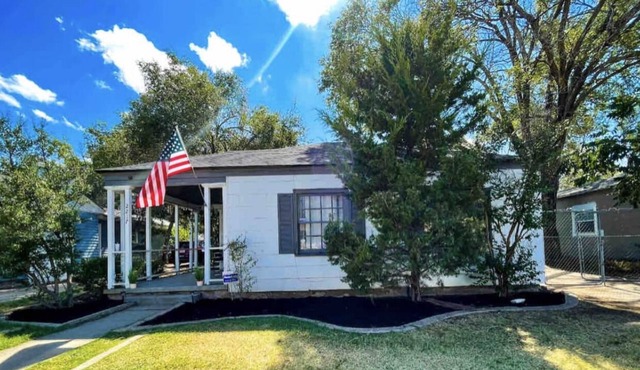 Quaint and Cozy 3 bed 1 bath Home in ❤️Of Lubbock