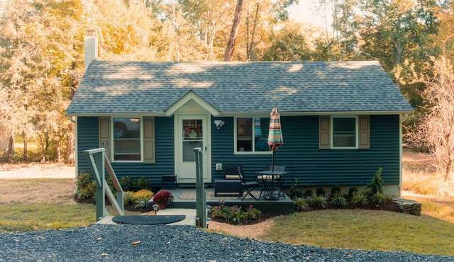 Quaint and Cozy Couples Getaway. Cottage set in a woody area.