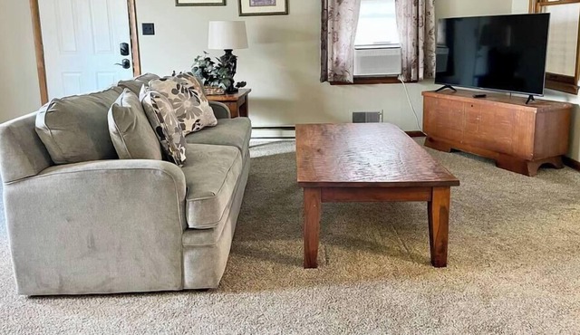 Quaint and Cozy Cottage in Ideal Location