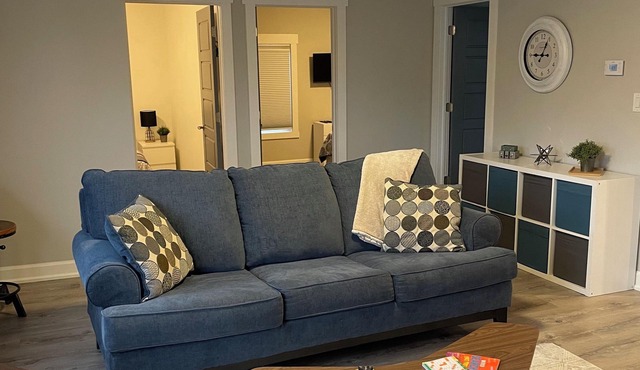 Quaint and cozy cottage like atmosphere. Three minute walk to Charleston Lake,