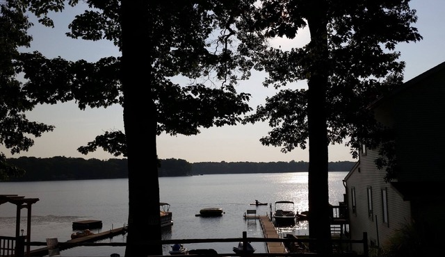 Quaint and Roomy Cottage On Beautiful Dewey Lake!!