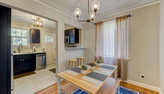 Quaint and Updated Columbian Cottage: Sleeps four!