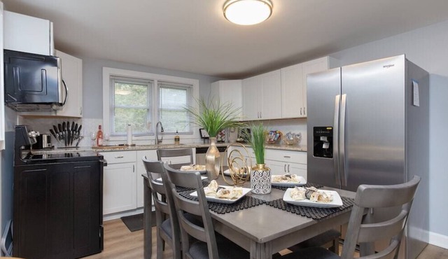 Quaint and Warm 2BR Cottage Close to 85/40, WiFi