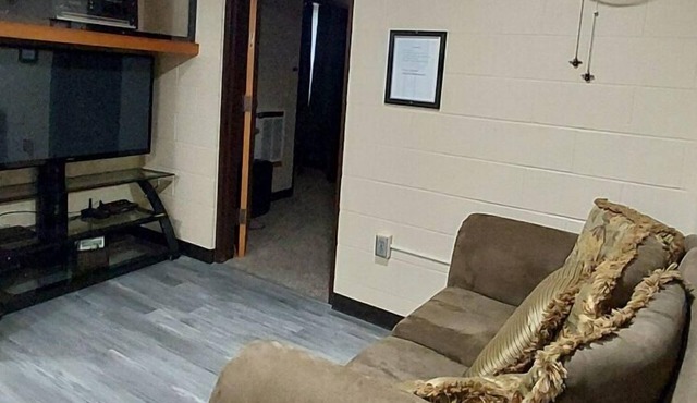 Quaint Apartment - 10 Min from Turkey Run and Shades, Pet Friendly