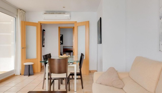 Quaint Apartment close to the Seabeach