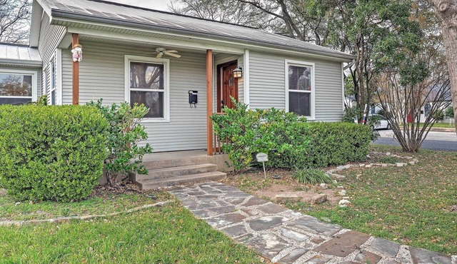 Quaint Austin Home w/Yard ~ 5 Mi to Downtown!