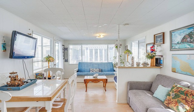 Quaint Avalon Cottage < Half-Mi to Beaches!