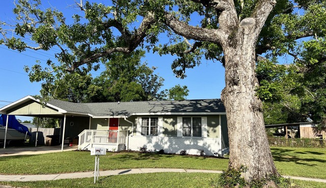 Quaint Bay Cottage close to Downtown and NAS!
