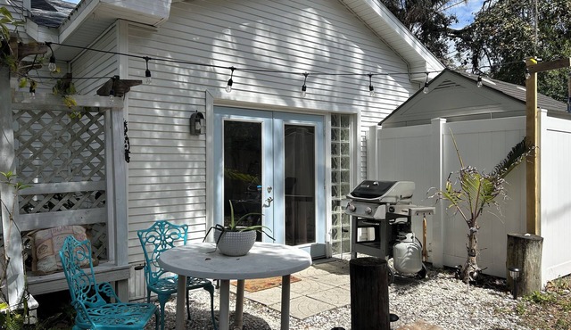 Quaint Beach Bungalow One block from the Gulf!