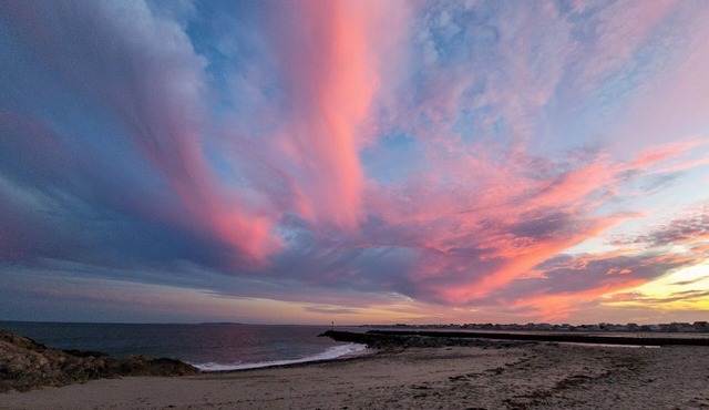 Quaint Beach Cottage-Steps to Beach- Sleeps 5