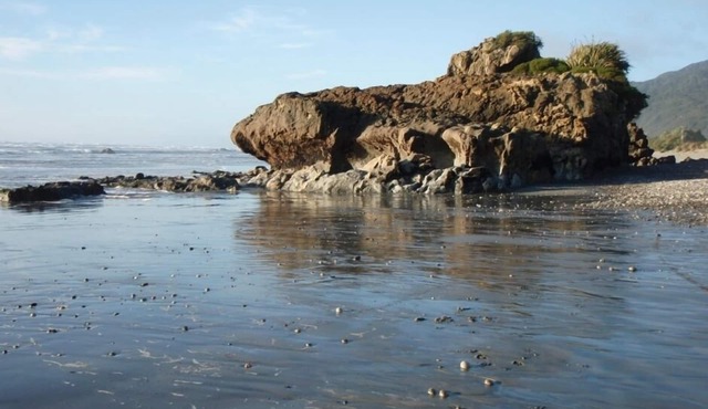 Quaint beachfront cottage. Sunny deck and views.